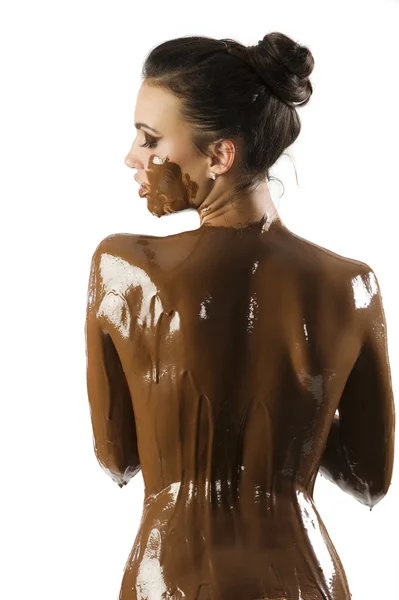 甘いクリーム チョコレートの覆われる彼女の裸の体を持つ若い美しいブルネットの素晴らしいショット — ストック写真