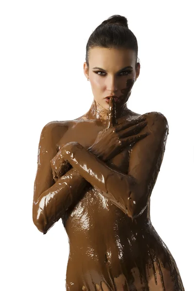 甘いクリーム チョコレートの覆われる彼女の裸の体を持つ若い美しいブルネットの素晴らしいショット — ストック写真