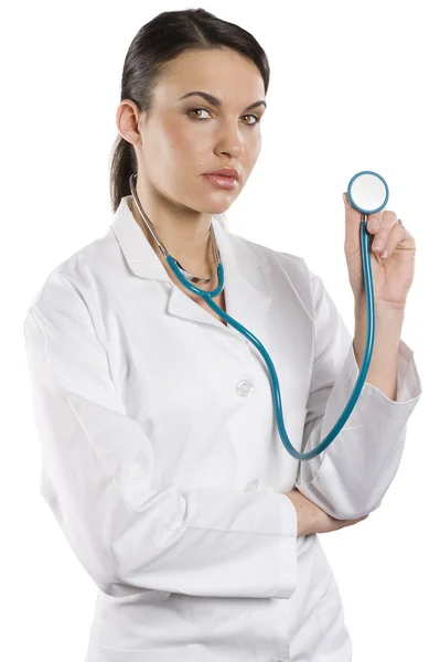 白い背景の上に孤立した聴診器で医師ドレスの若いブルネット — ストック写真
