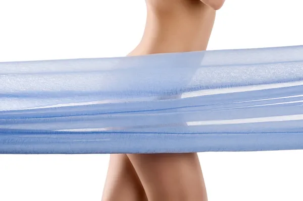 青い材料と裸の女性の身体 — ストック写真