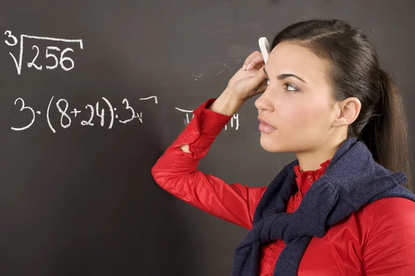 Dirl Student Tabule Během Lekce Přemýšlet Jak Vyřešit Matematický Problém — Stock fotografie