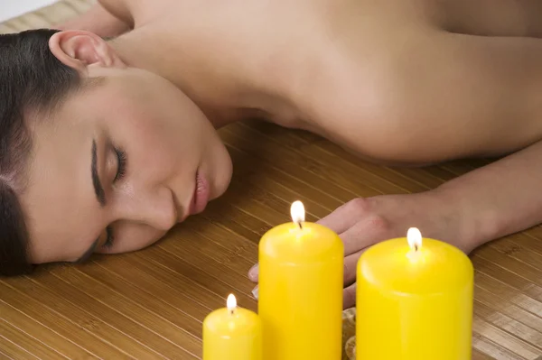Atrakcyjny Piękne Kaukaski Kobieta Leżenie Łóżku Masażu Spa Świeca — Zdjęcie stockowe