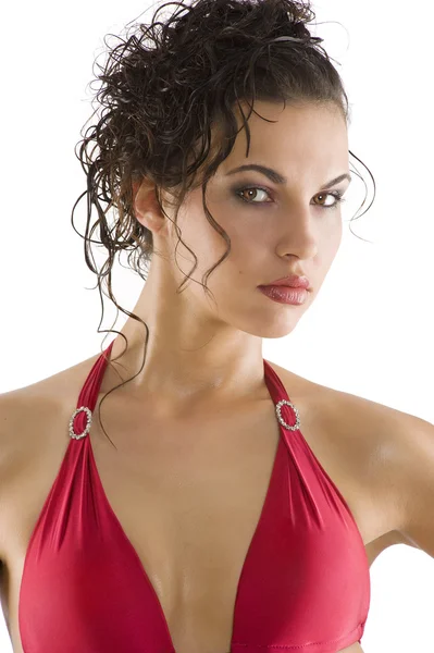性感女人黑发的姿势接管白色性感红色泳装和头发风格 — 图库照片