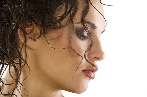 Bliska Portret Piękna Brunetka Mokrych Włosów Kreatywnych Fryzury — Zdjęcie stockowe