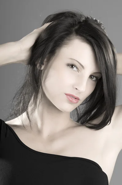 Genç Güzel Kız Bir Siyah Beyaz Portre Saç Uydurarak — Stok fotoğraf