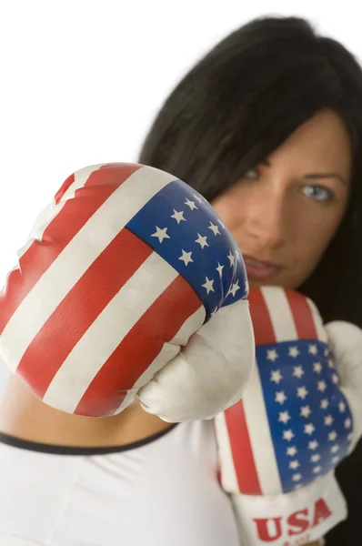 可爱布鲁内特与美国拳击手套给一拳 — 图库照片