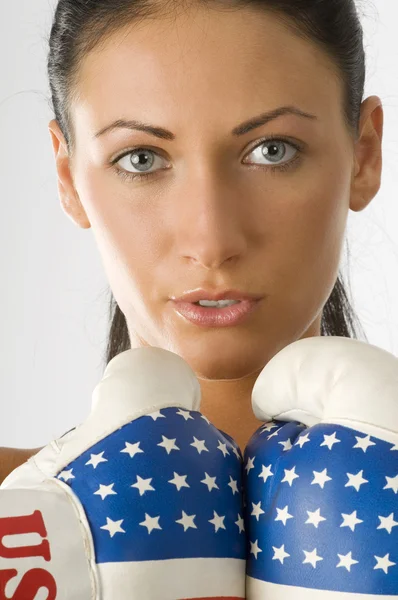 关闭的美国国旗拳击手套和明亮的眼睛的可爱女人 — 图库照片