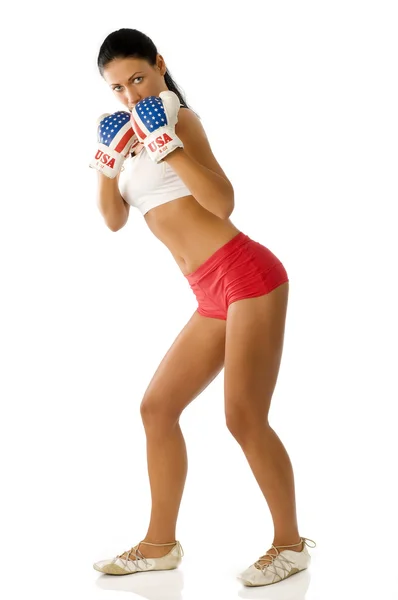 可爱的黑发女人拳击手套红色短裤准备战斗 — 图库照片