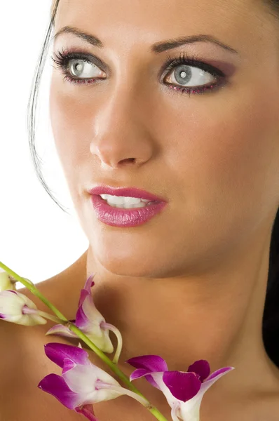 美的有蓝色的眼睛和粉红兰花的漂亮女孩的肖像 — 图库照片
