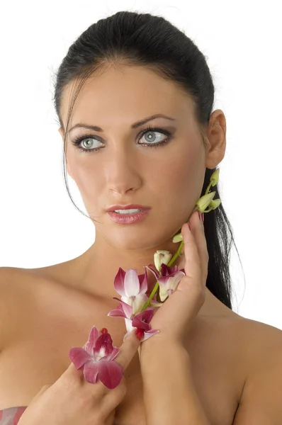 Morena Elegante Con Ojos Azules Claros Algunas Flores Rojas — Foto de Stock