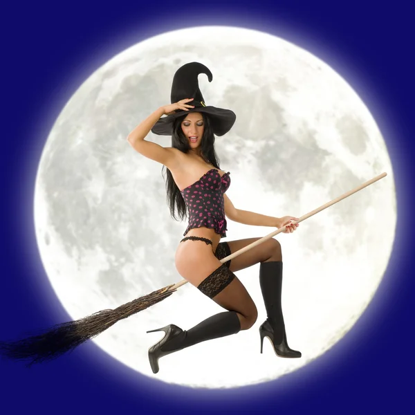 かわいいセクシーな魔女のほうきとの背後にある大きな月飛行のランジェリーで — ストック写真