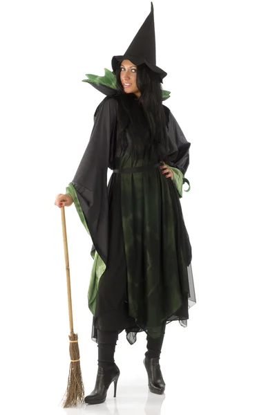 Ωραία Γυναίκα Στο Πράσινο Και Μαύρο Μάγισσα Φόρεμα Σκούπα Και — Φωτογραφία Αρχείου