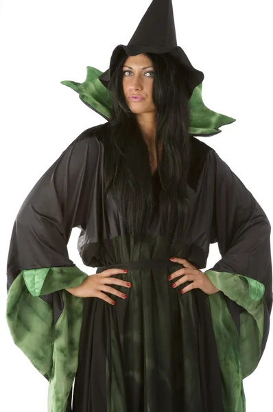 Όμορφη Μάγισσα Πόζα Ένα Μαύρο Και Πράσινο Φόρεμα Και Καπέλο — Φωτογραφία Αρχείου