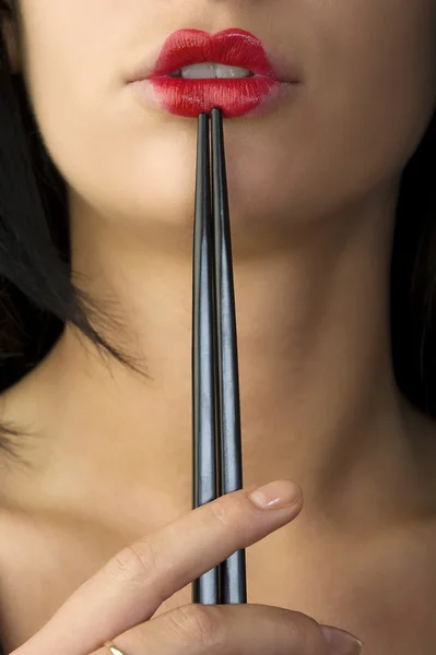 关闭的经典日本构成了她的嘴唇和黑色的筷子的女人 — 图库照片