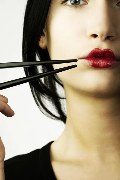 Mulher Com Clássico Japonês Compõem Seus Lábios Pauzinho Preto — Fotografia de Stock