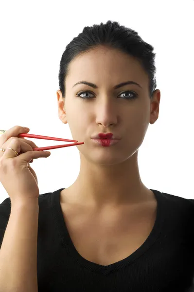 Schöne Brünette Mit Klassischem Roten Japanischen Lippenstift Und Rotem Essstäbchen — Stockfoto