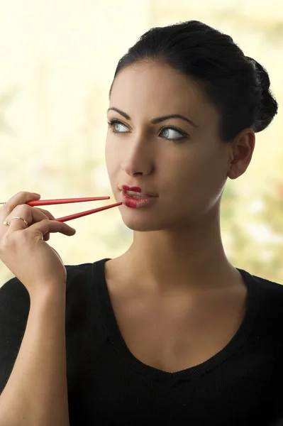 Charmante vrouw met chopstick — Stockfoto