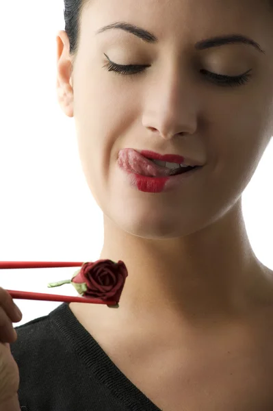 Mulher Bonita Com Uma Rosa Entre Chopsteck Fazendo Rosto — Fotografia de Stock