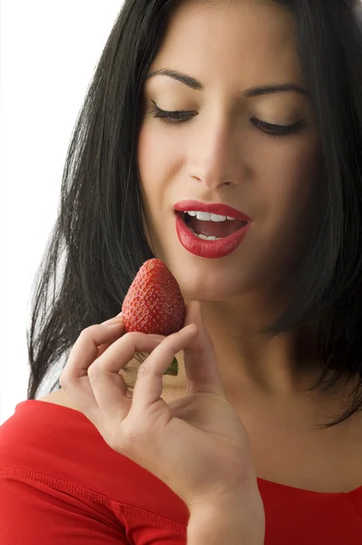 Όμορφη Γυναίκα Κόκκινα Χείλη Που Ψάχνει Μια Φράουλα Και Καθιστώντας — Φωτογραφία Αρχείου
