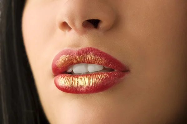 Close Mulher Boca Com Lábios Vermelhos Dourados Coloridos — Fotografia de Stock