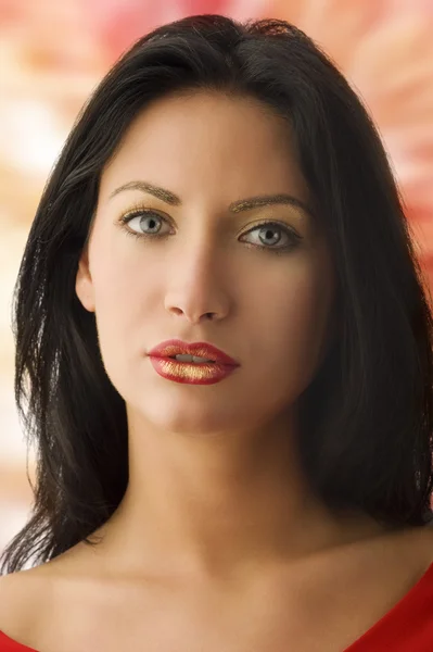 Jovem Atraente Com Cabelo Escuro Uma Maquiagem Criativa Vermelha Dourada — Fotografia de Stock