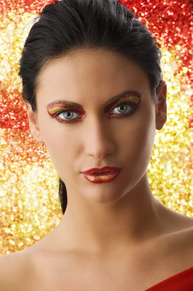 彼女の顔に芸術的な赤と Goden メイクアップと美しい女性のポートレート — ストック写真