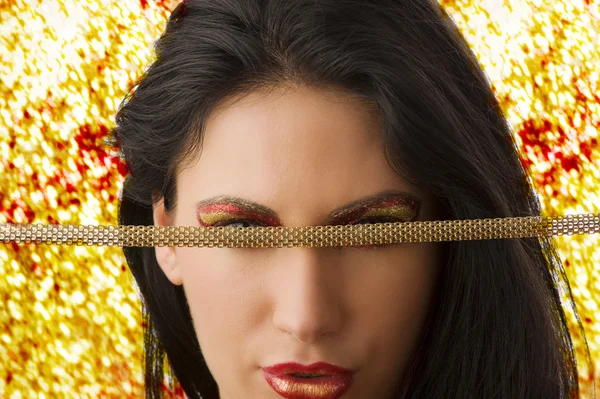 Schöne Brünette Bedeckt Ihre Augen Mit Einer Goldenen Halskette — Stockfoto