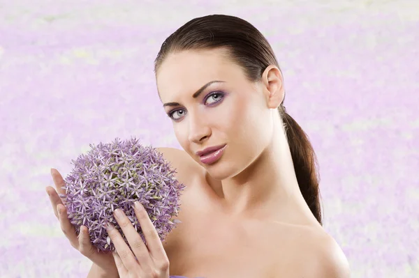 Joven Hermosa Morena Retrato Belleza Con Alguna Flor Púrpura Cerca — Foto de Stock