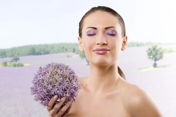 Joven Hermosa Morena Retrato Belleza Con Alguna Flor Púrpura Cerca —  Fotos de Stock