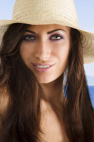 かなりブルネットの女性の長い髪と素敵な夏の帽子をかぶってのクローズ アップの肖像画 — ストック写真