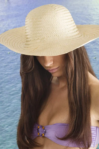 かなりブルネットの女性の長い髪と素敵な夏の帽子をかぶってのクローズ アップの肖像画 — ストック写真