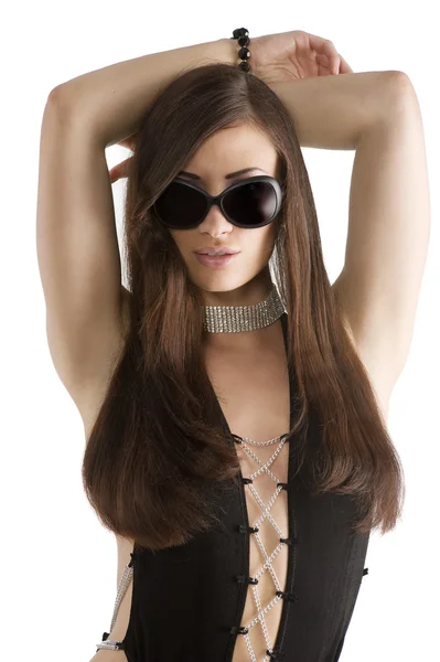 セクシーな黒の水着長い髪と宝石の美しい若いブルネットの官能的なショット — ストック写真