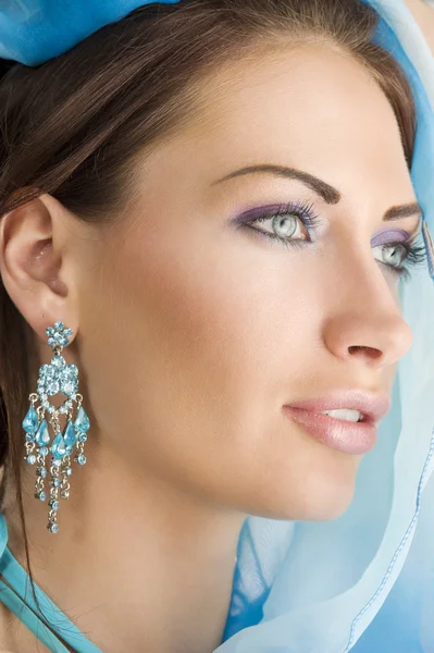 近づき かなりブルネットの Portrairt 夏スカーフで顔を非表示にする再生青空のイヤリング — ストック写真