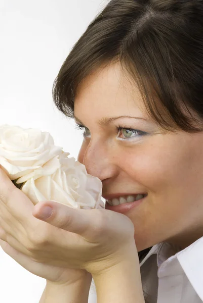Agradable Joven Mujer Con Rosas Sus Manos Oliendo Sonriendo Con — Foto de Stock