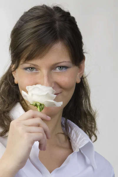 Красива Молода Жінка Трояндами Руках Пахне Посміхається Своїми Прекрасними Очима — стокове фото