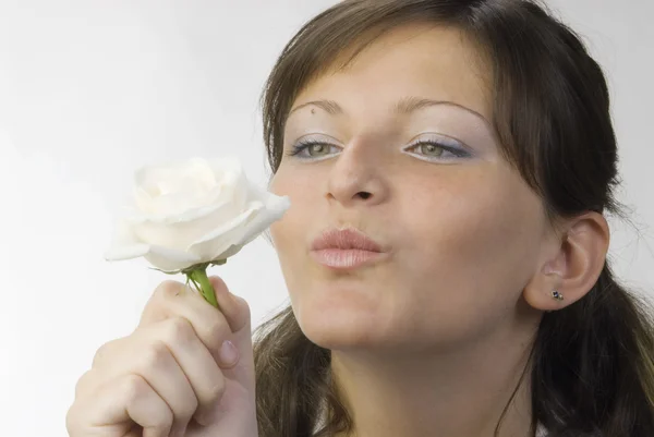 Красива Молода Жінка Трояндами Руках Пахне Посміхається Своїми Прекрасними Очима — стокове фото