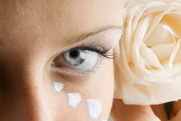 Mooie Sluiten Van Een Oog Rose Bloemblaadjes Geschilderd Als Tranen — Stockfoto