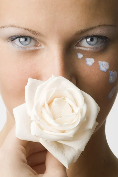 一个黑发白玫瑰和花瓣的很好画像画成她脸上的眼泪 — 图库照片