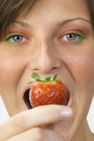 イチゴを食べる — ストック写真