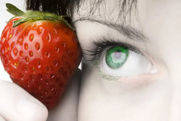 Kırmızı çilek yeşil göz — Stok fotoğraf