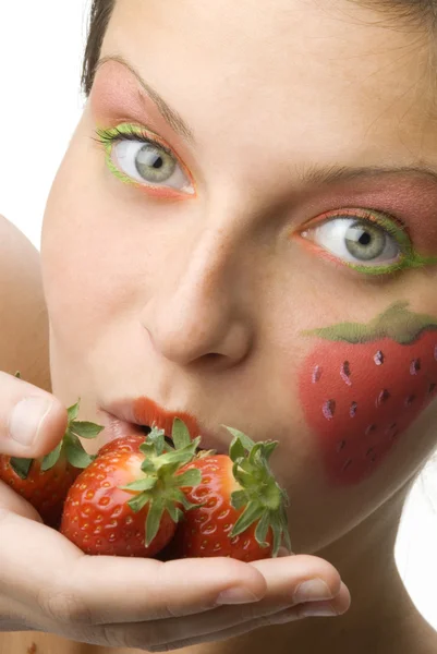她脸上和有色的眼睛上绘了年轻和可爱的黑发女人大草莓的肖像 — 图库照片