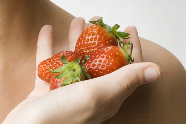 Erdbeere in der Hand — Stockfoto