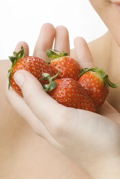 Die Hand voll Erdbeeren — Stockfoto