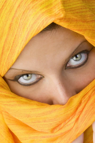 Olhos Agressivos Fortes Atrás Lenço Laranja Usado Como Uma Burka — Fotografia de Stock