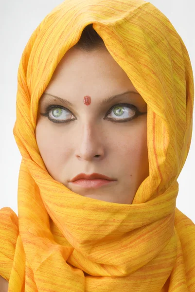 Atentos Fuertes Ojos Detrás Una Bufanda Naranja Usada Como Burka — Foto de Stock