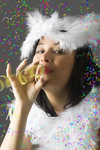 Güzel Bir Genç Kız Bir Şerit Üfleme Beyaz Karnaval Maskesi — Stok fotoğraf