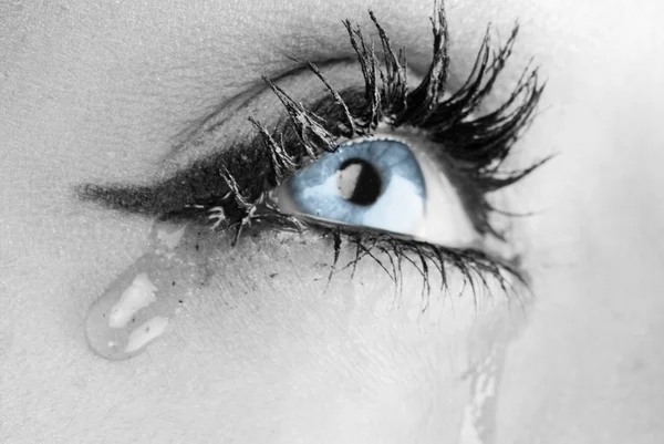Глаз плачет — стоковое фото