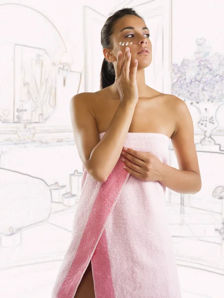 Niedliche Brünette Kleidet Ein Rosa Handtuch Mit Creme Auf Ihrem — Stockfoto