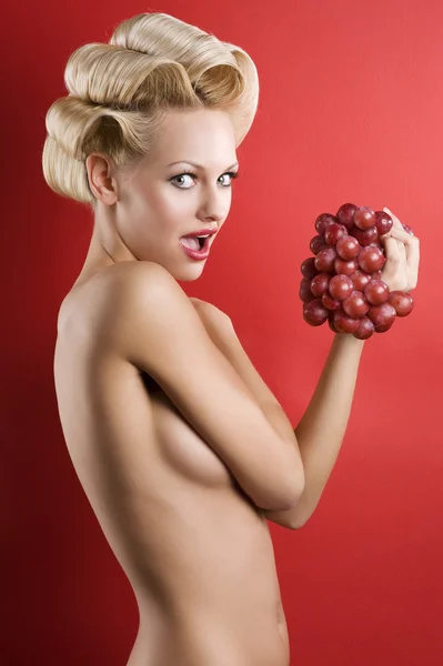 Блондинка з виноградом — стокове фото