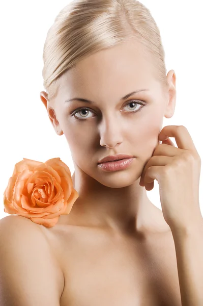 美女肖像 可爱和优雅的金发女孩橙玫瑰她的肩膀 — 图库照片